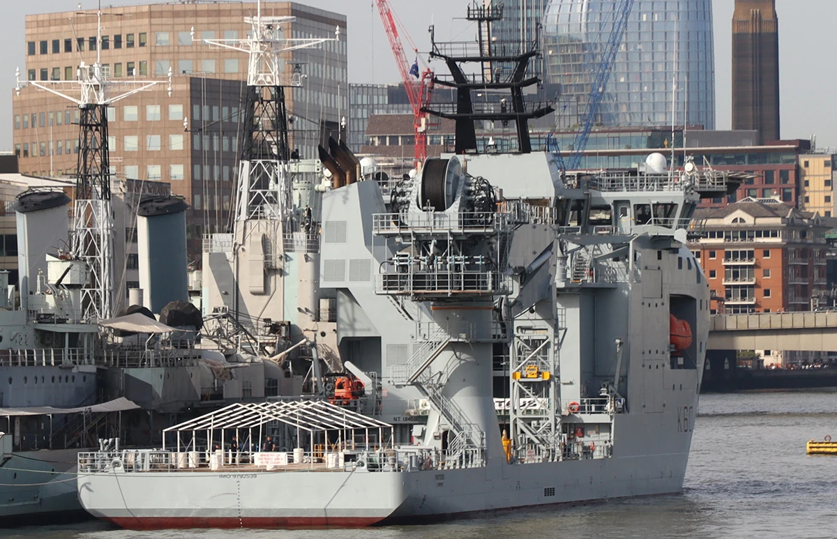 Vista de popa del RFA “Proteus”, en la destaca la cubierta de operaciones y carga. Foto: Julio Maíz